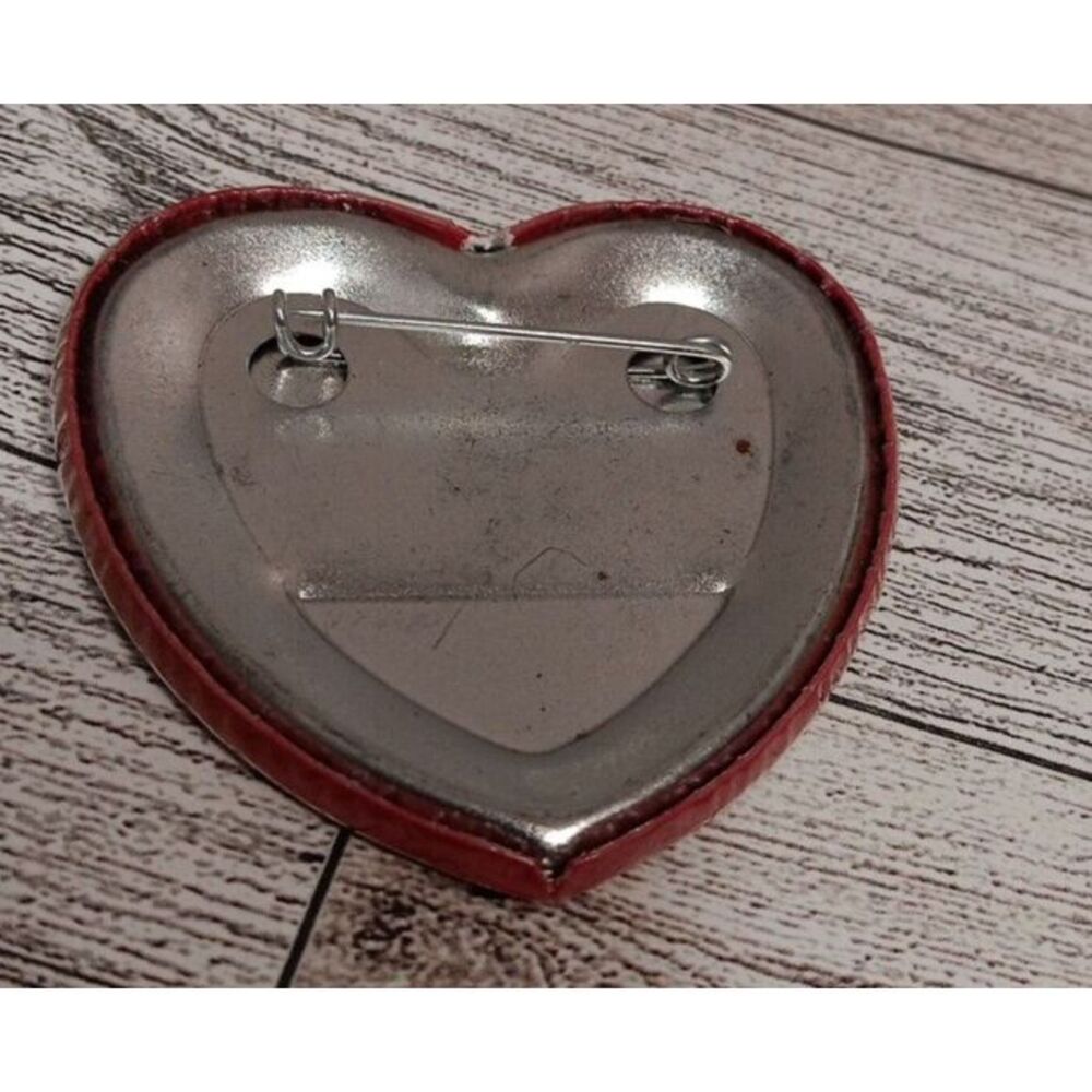 Vintage Quincy's Romantic Getaway Button pin pinback collectable Souvenir Promo - Picture 2 of 3